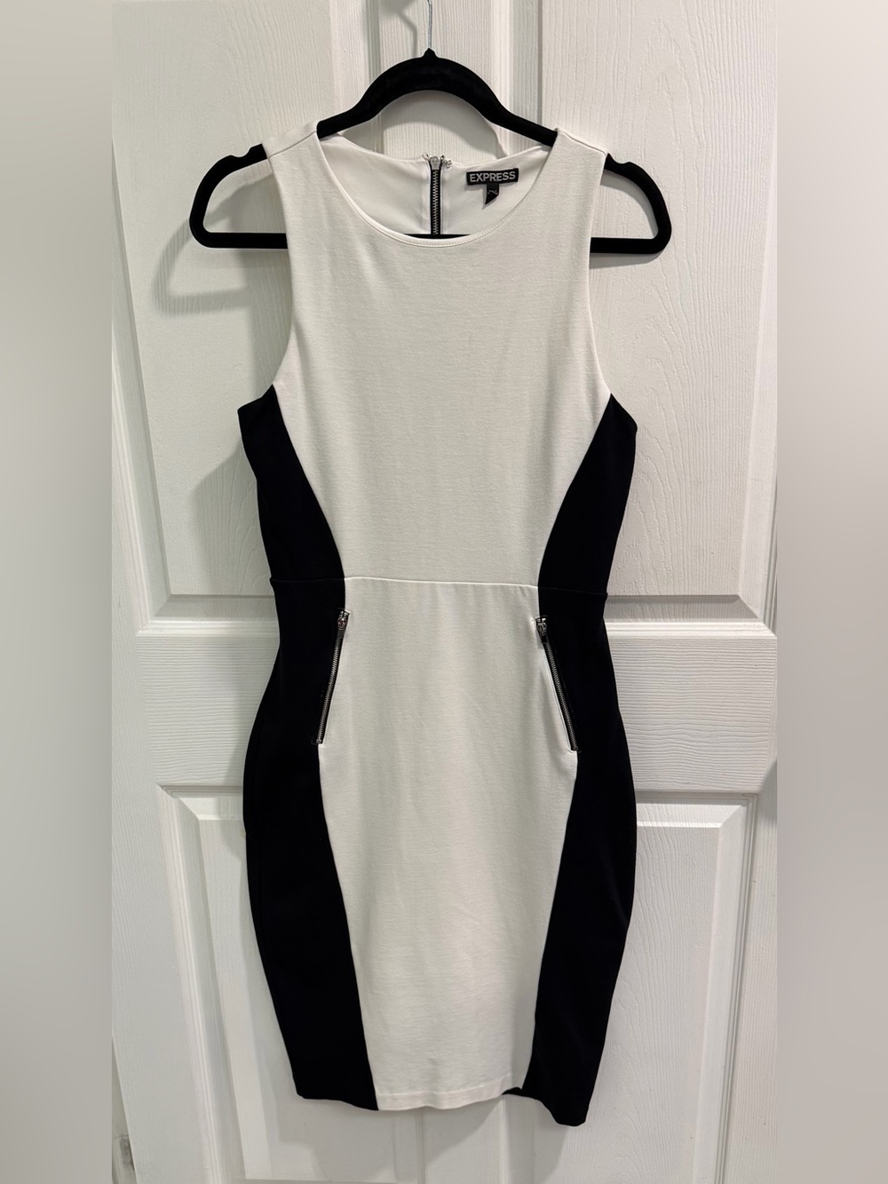 Express Black & White Sleeveless Colorblock Illusion Sheath Dress. Size M.
